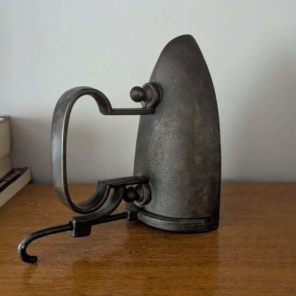 Vintage Mrs Potts Style Sad Iron with Detachable Handle - Vintage Rustic Decor - Picture 3 of 5